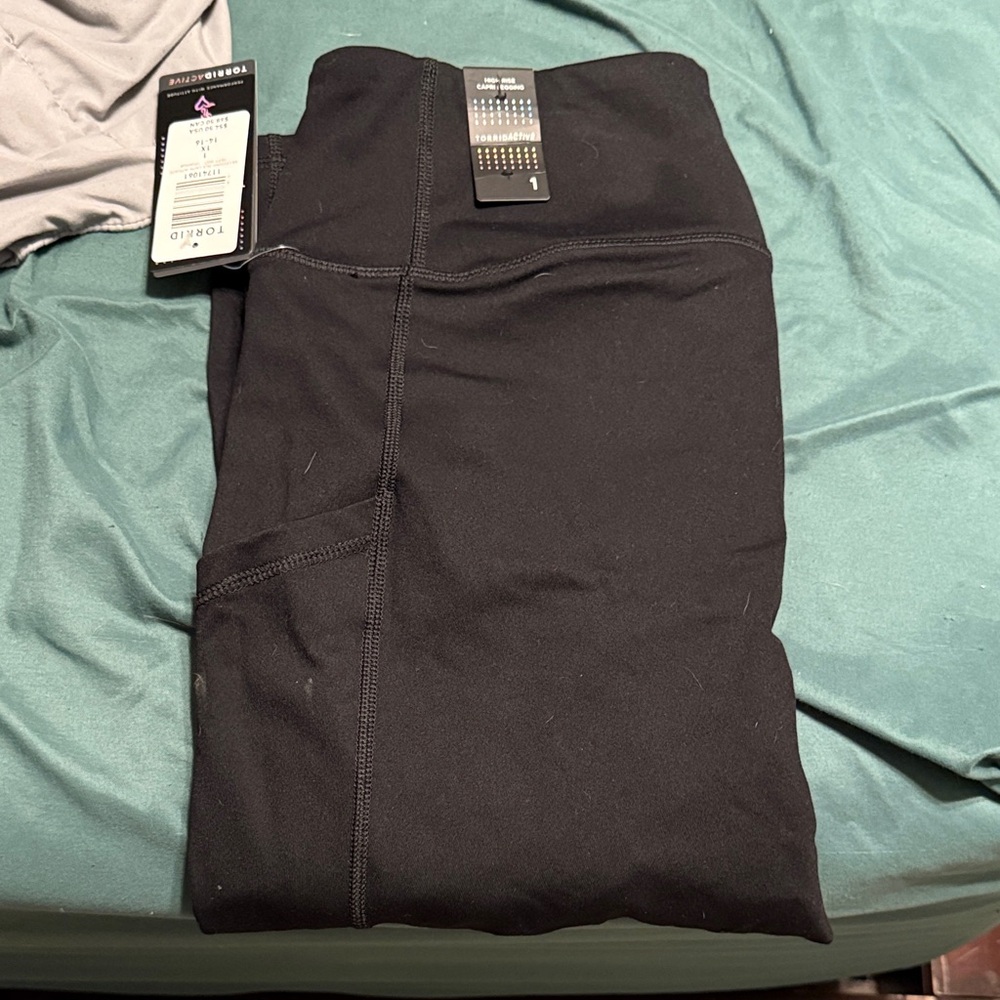 Torrid high-rise Capri workout leggings